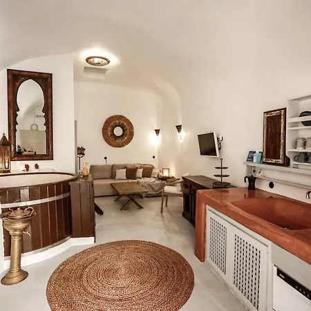 Dandy Cave - Romantic Private & Luxurious - Waterfall Pool - Hot Tub -up To 8 People 빌라 Emporio (Santorini)