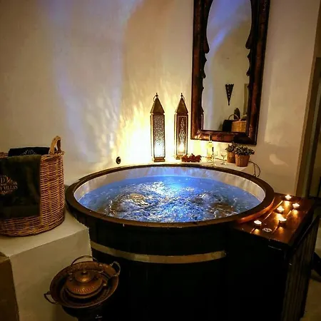 Dandy Cave - Romantic Private & Luxurious - Waterfall Pool - Hot Tub -up To 8 People