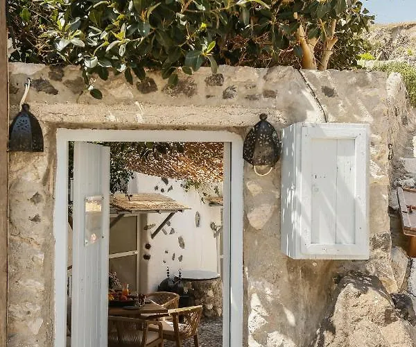 Dandy Cave - Romantic Private & Luxurious - Waterfall Pool - Hot Tub -up To 8 People Villa Emporio (Santorini)